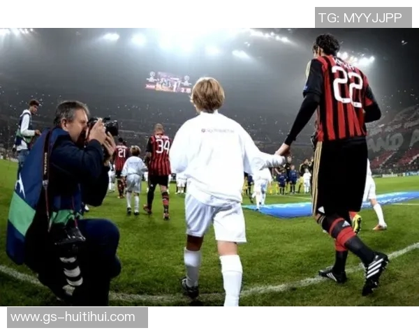 球迷在训练基地拉横幅支持阿隆索：我们爱你，冠军，振作起来